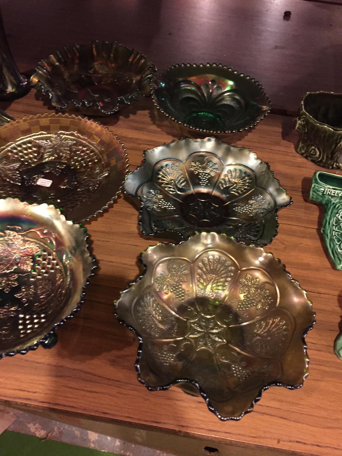 A QUANTITY OF IRRIDESCENT CARNIVAL GLASS TO INCLUDE, FOOTED DISHES, BOWLS VASES, ETC - Image 2 of 5