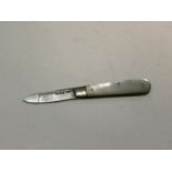 A HALLMARKED SILVER PENKNIFE WITH A MOTHER OF PEARL HANDLE
