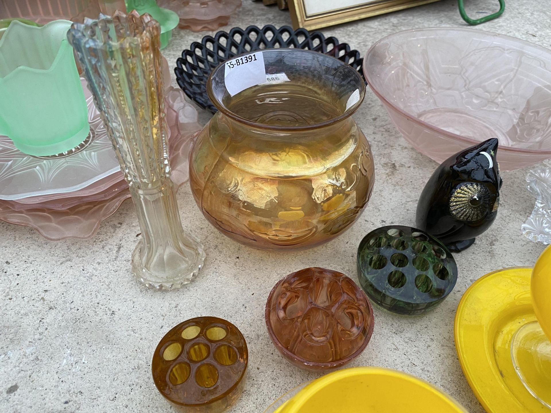 AN ASSORTMENT OF ITEMS TO INCLUDE COLOURED GLASS BOWLS, GLASSES AND PLATES ETC - Image 3 of 4