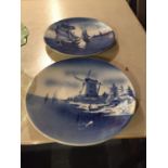 A PAIR OF BLUE AND WHITE DELFT PLAQUES