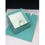 A MARKED 925 HEAVY FASHION RING SIZE P 8.92 GRAMS WITH GIFT BAG AND PRESENTATION BOX