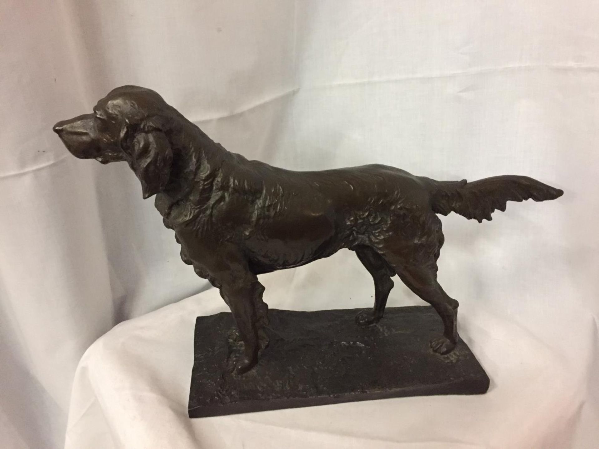 A BRONZE STYLE SCULPTURE OF A RETREIVER DOG. LENGTH 51CM, HEIGHT 35CM - Image 5 of 6