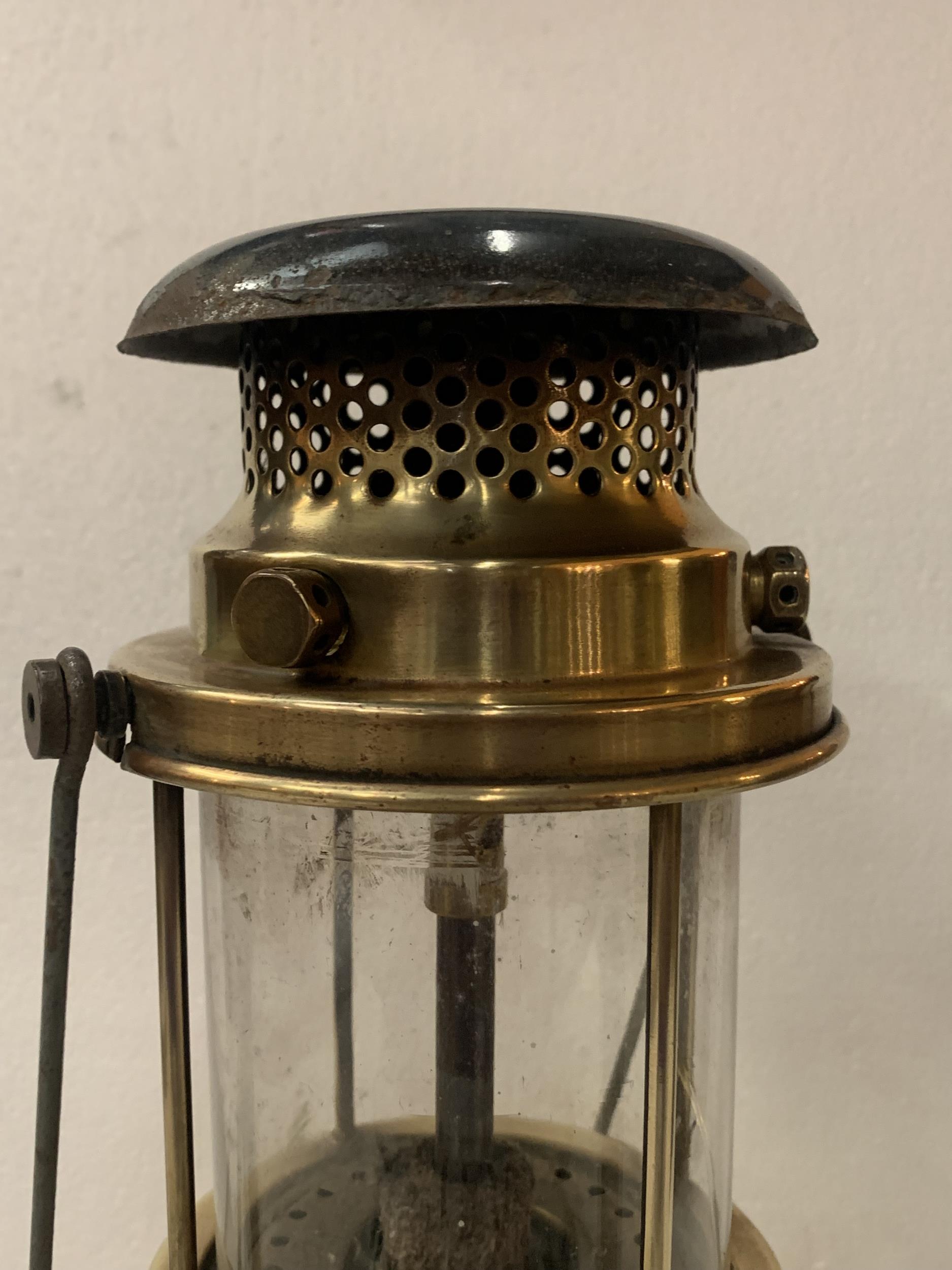 A VINTAGE BIALADDIN MODEL 300X BRASS OIL LAMP 35CM TALL - Image 3 of 4