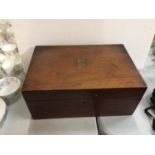 A MAHOGANY WRITING SLOPE WITH FITTED INTERIOR WHICH NEEDS ATTENTION AND BLANK BRASS ESCUTCHEON SIZE,