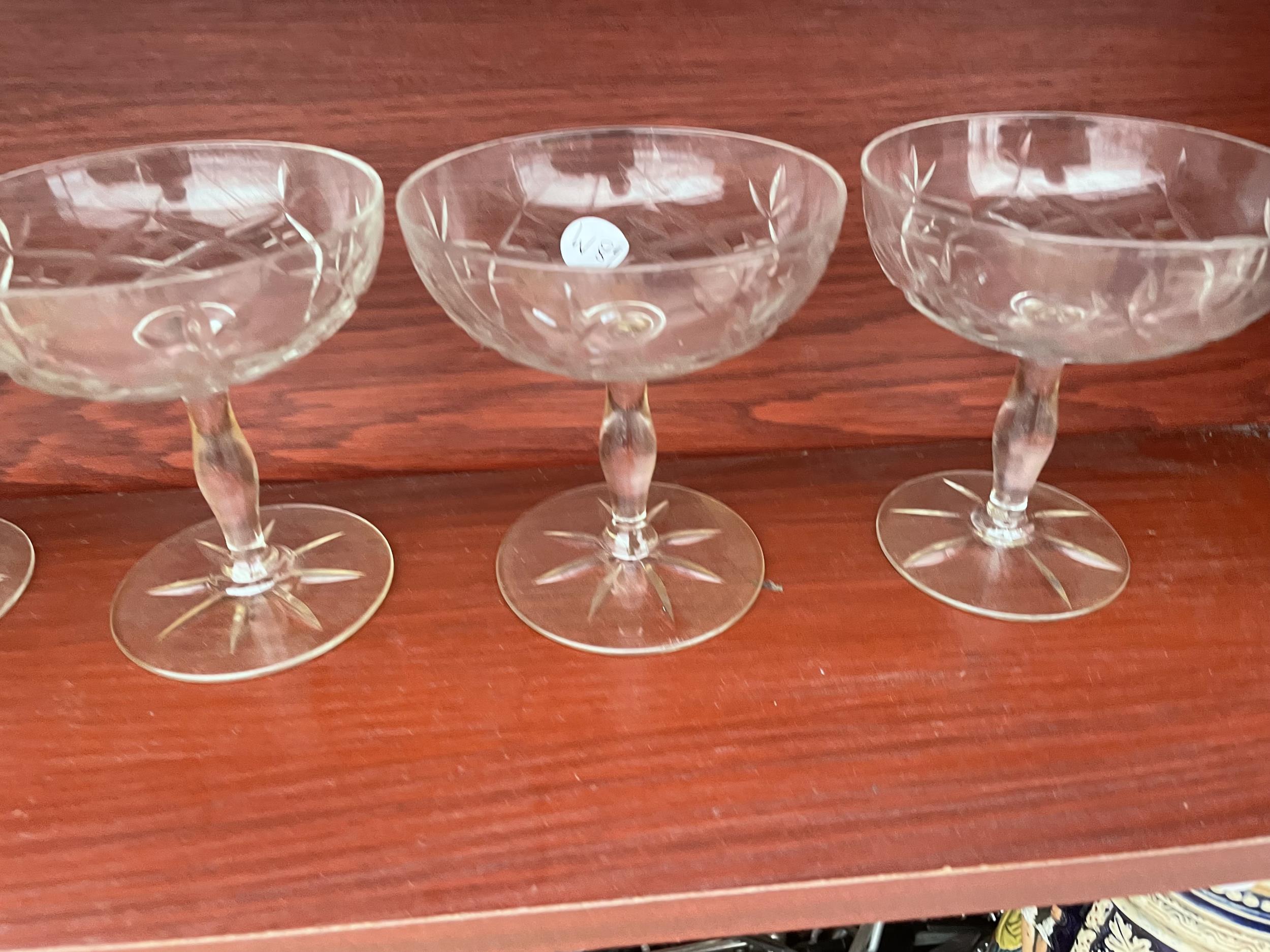 AN ASSORTMENT OF GLASS WARE TO INCLUDE SHERRY GLASSES AND DESSERT BOWLS ETC - Bild 2 aus 2