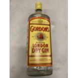 A 1 LITRE BOTTLE OF GORDONS LONDON DRY GIN IMPORTED 40% VOL