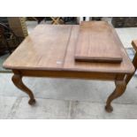 A LATE VICTORIAN MAHOGANY EXTENDING DINING TABLE COMPLETE WITH EXTRA LEAF, ON CABRIOLE LEGS, 55 X