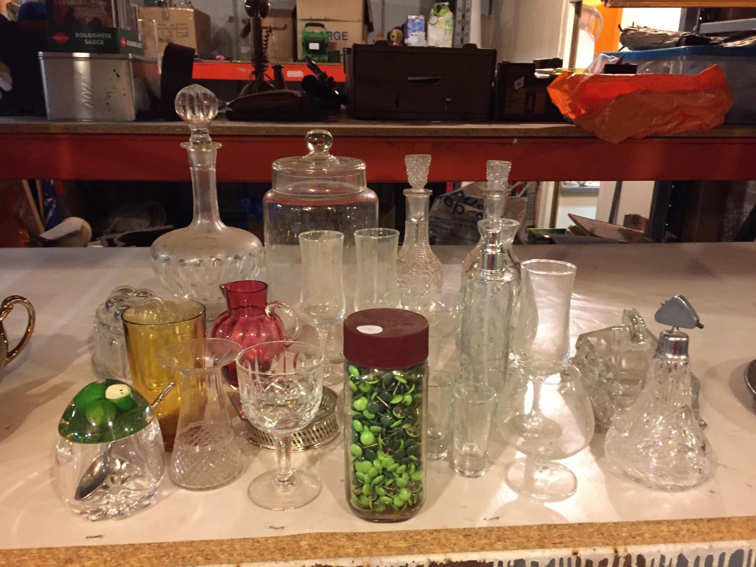 A QUANTITY OF GLASSWARE TO INCLUDE A CRANBERRY JUG, DECANTERS, SCENT BOTTLES, GLASSES, ETC