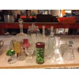 A QUANTITY OF GLASSWARE TO INCLUDE A CRANBERRY JUG, DECANTERS, SCENT BOTTLES, GLASSES, ETC