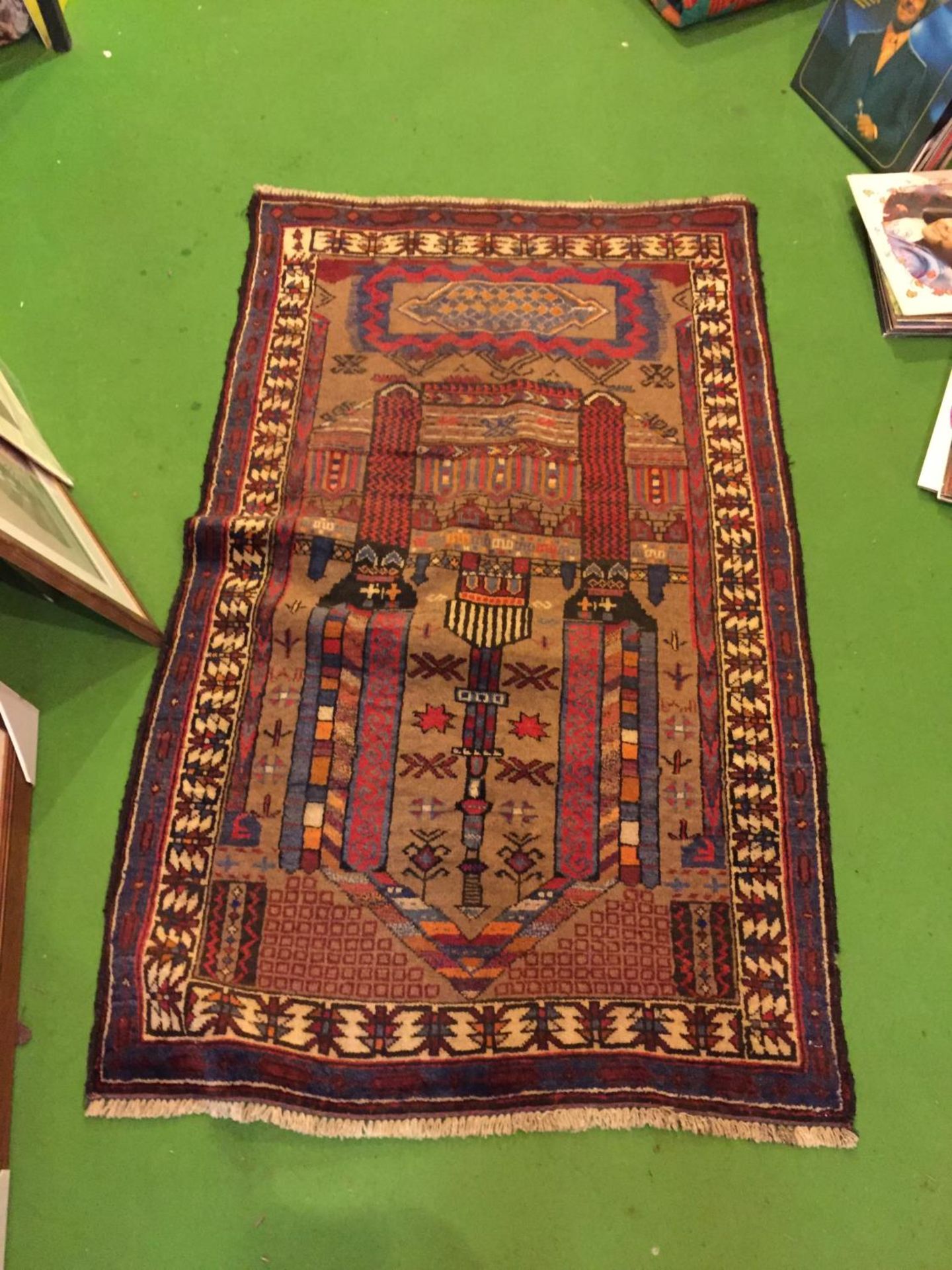 AN OLD BALUCHI RUG SIZE 134CM X 81CM