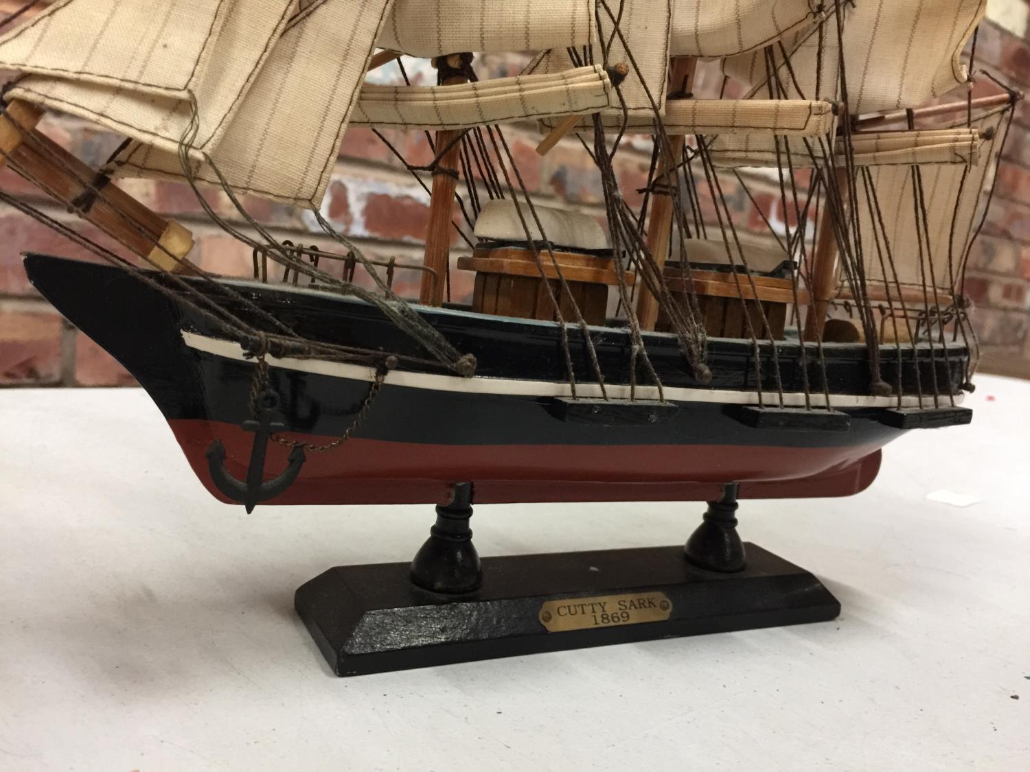 A HAND BUILT MODEL OF THE CUTTY SARK SAILING SHIP AND A FOOTBALLER FIGURINE - Bild 5 aus 5