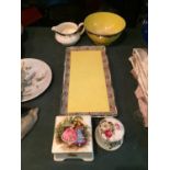 AN AMOUNT OF CERAMICS TO INCLUDE A CROWN DUCAL TRINKET BOX, AN A J WILKINSON YELLOW AND