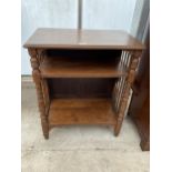 AN OAK ARTS & CRAFTS THREE TIER SIDE TABLE WITH TURNED UPRIGHTS AND SPINDLE SIDES, 25" WIDE