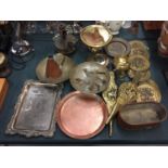 A QUANTITY OF COPPER AND BRASS IITEMS TO INCLUDE BELLOWS, DISHES, DECORATIVE PLAQUES, ETC