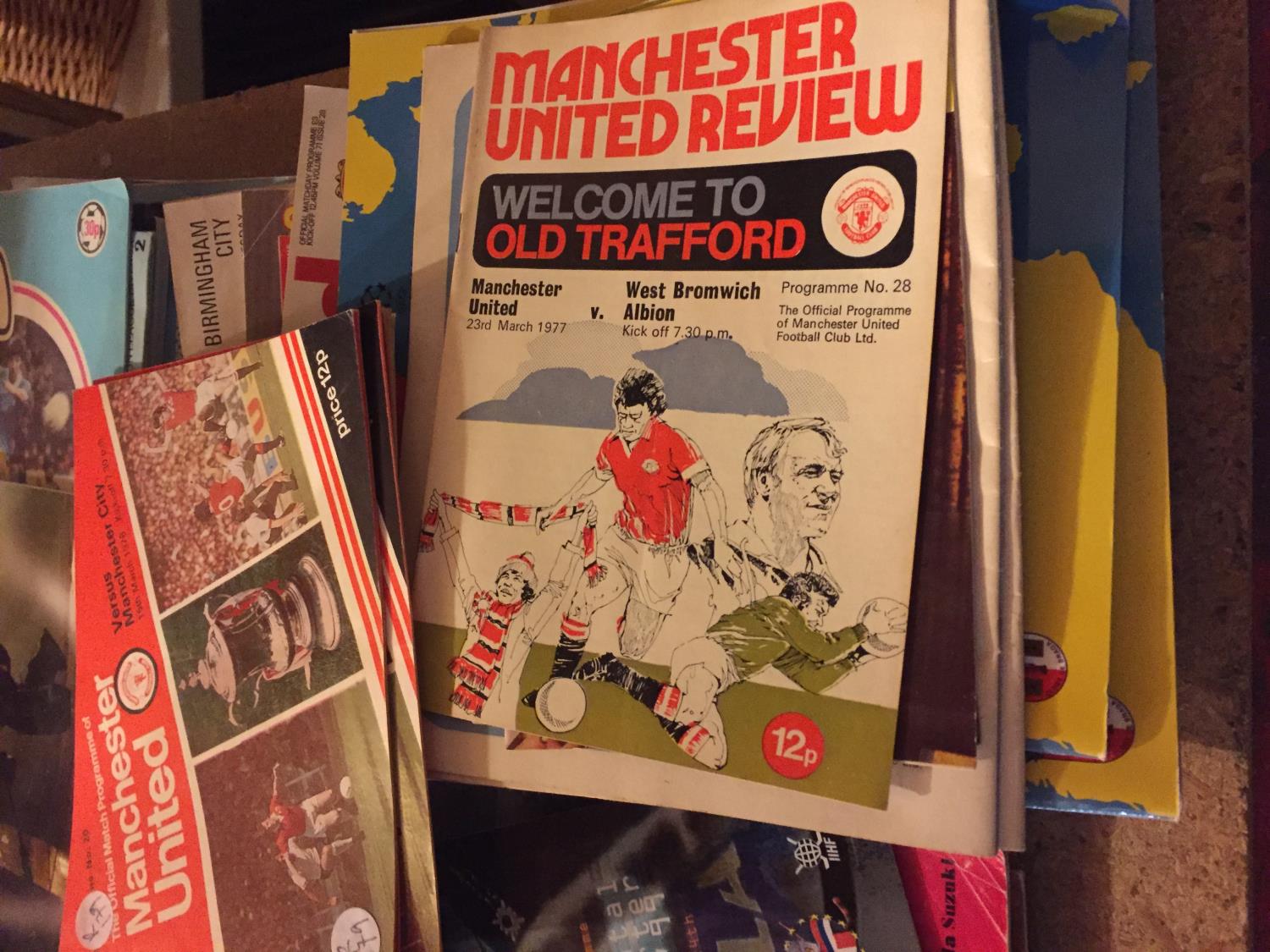 A QUANTITY OF SPORTING PROGRAMMES TO INCLUDE VINTAGE MANCHESTER UNITED AND MANCHESTER CITY, ICE - Bild 2 aus 4