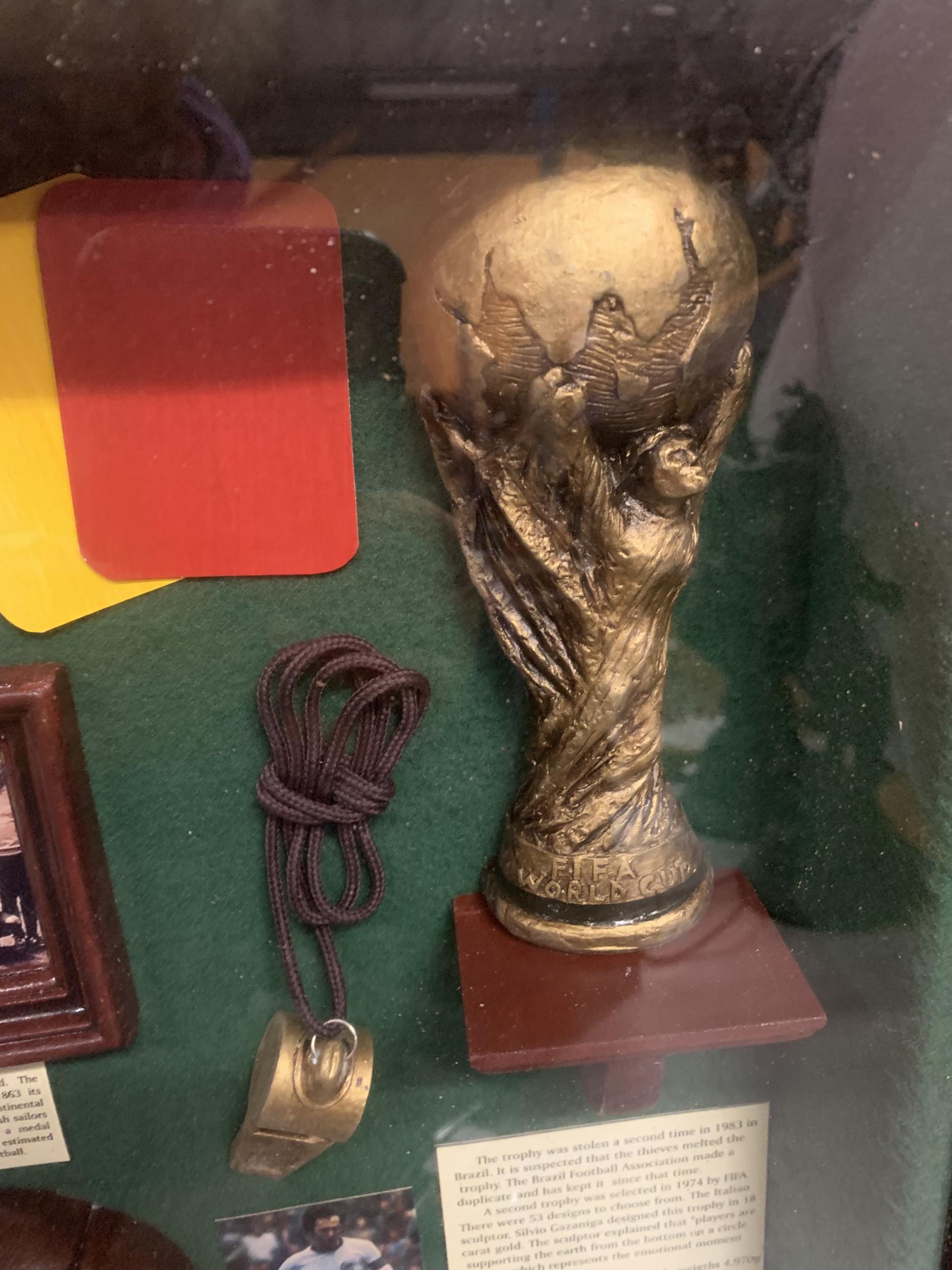 A FRAMED COLLECTION OF WORLD CUP MEMORBILLIA - Bild 3 aus 5