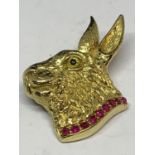 AN 18 CARAT GOLD PLATED SILVER PENDANT IN THE FORM OF A HARE WITH A PINK STONE COLLAR