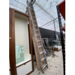 A TWO SECTION EXTENDABLE ALUMINIUM LADDER (14 RUNGS PER SECTION)