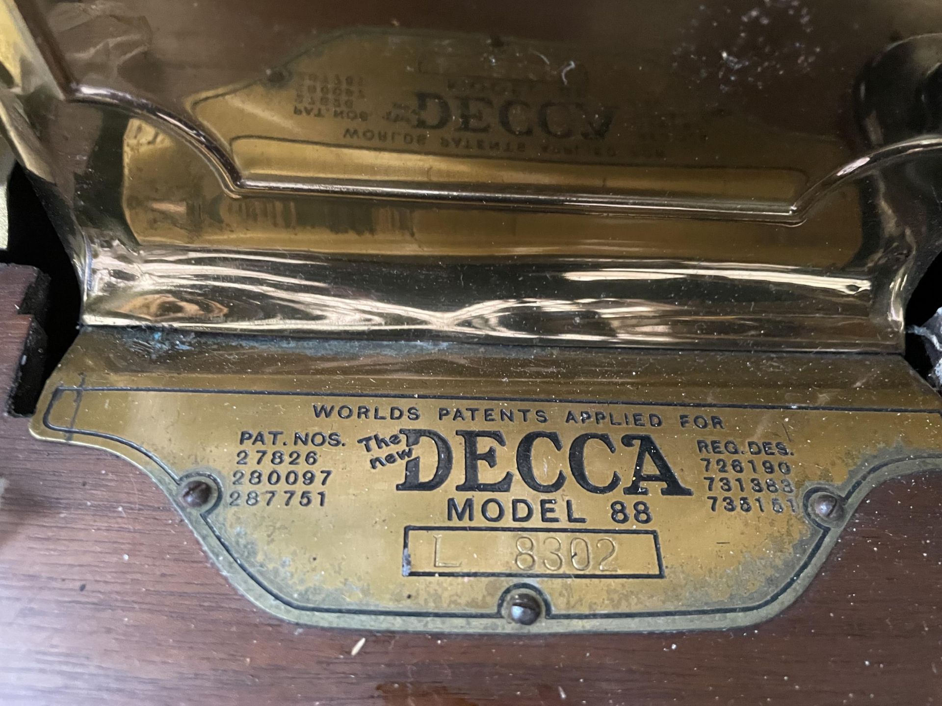 A VINTAGE DECCA WIND-UP GRAMOPHONE - Image 2 of 3