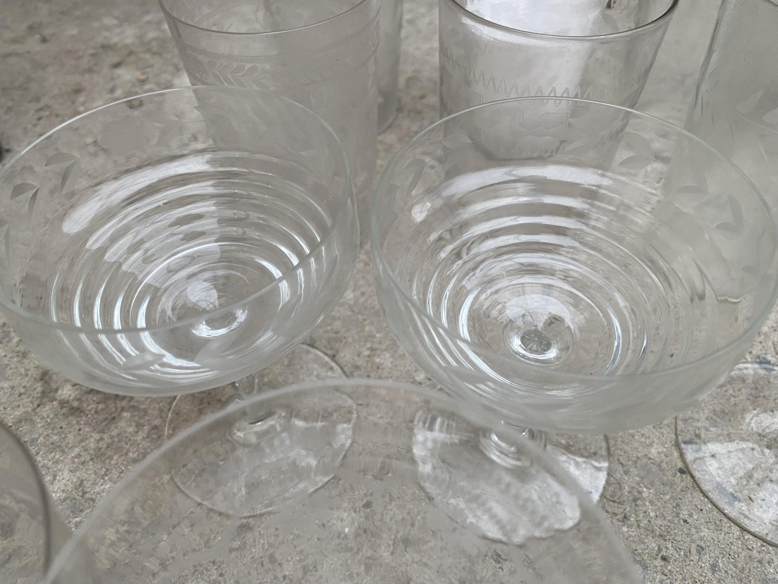 AN ASSORTMENT OF GLASS WARE TO INCLUDE SHERRY GLASSES, TUMBLERS AND WINE GLASSES ETC - Bild 6 aus 6