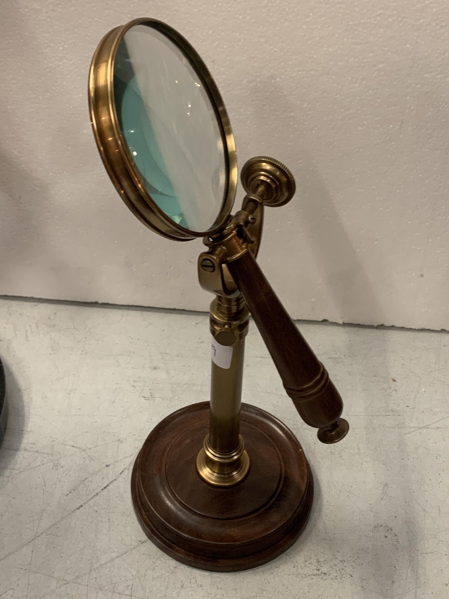 A BRASS AND WOODEN MAGNIFYING GLASS ON A STAND - Image 4 of 4