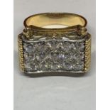 A HEAVY 18 CARAT GOLD RING WITH FIFTEEN DIAMONDS SET IN A RECTANGLE OF DIAMOND CHIPS GROSS WEIGHT 13