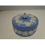 A WEDGWOOD JASPERWARE BLUE LARGE TRINKET BOX WITH PATTERNED FINIAL. DIMENSIONS HEIGHT 6CM, WIDTH