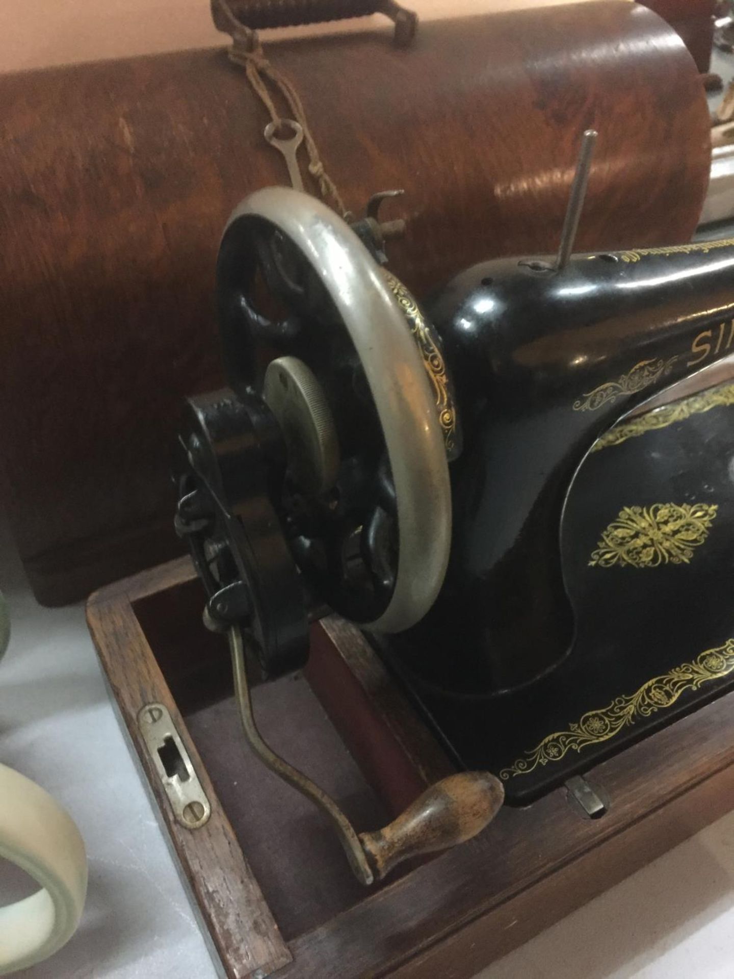 A VINTAGE CASED SINGER SEWING MACHINFE WITH THE KEY, REGISTRATION NUMBER Y7445733 - Image 6 of 6