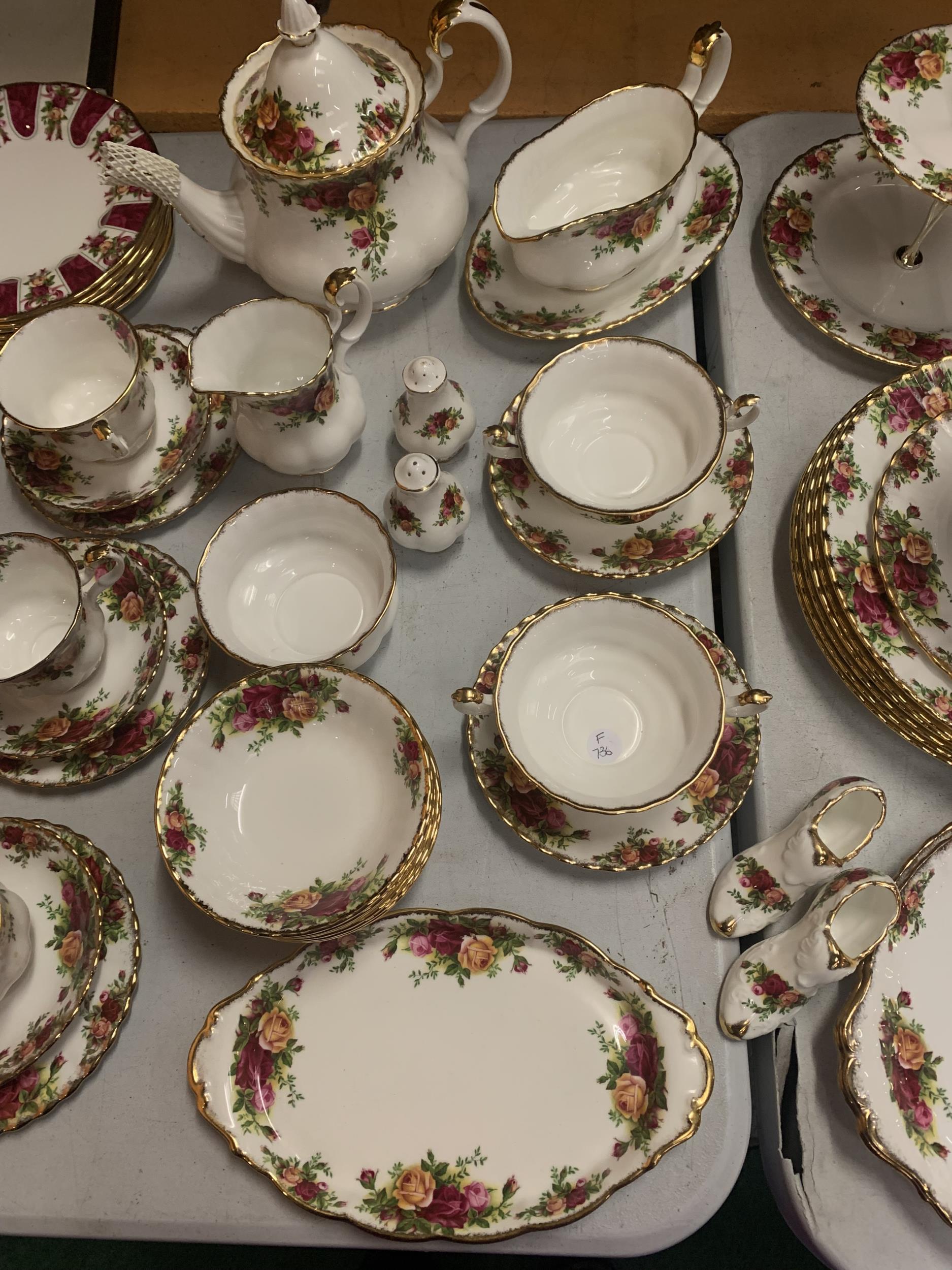FORTY SEVEN PIECES OF ROYAL ALBERT OLD COUNTRY ROSES TO INCLUDE A TEA SET, DINNER PLATES, CAKE TRAYS - Image 3 of 4