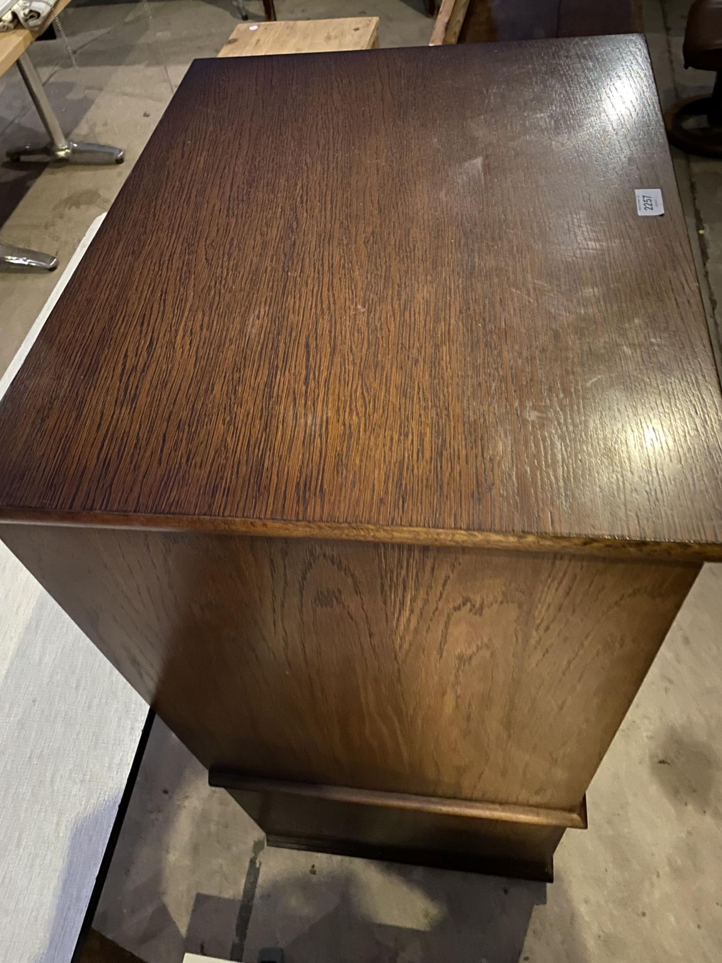 AN ANTIQUE OAK STYLE TV CABINET, 26.5" WIDE - Image 6 of 6