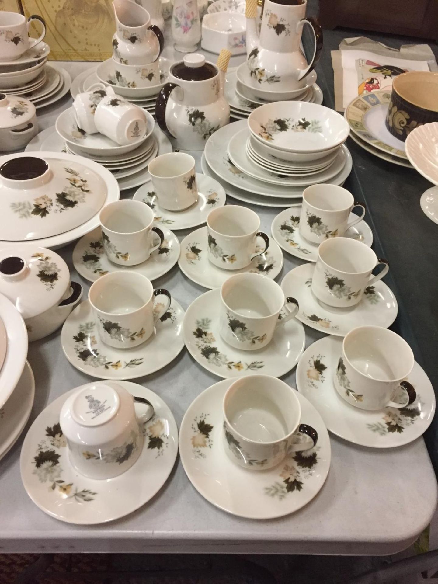 A LARGE QUANTITY OF ROYAL DOULTON 'WESTWOOD' DINNER WARE TO INCLUDE, TUREENS, TEA AND COFFEE POT, - Image 2 of 5