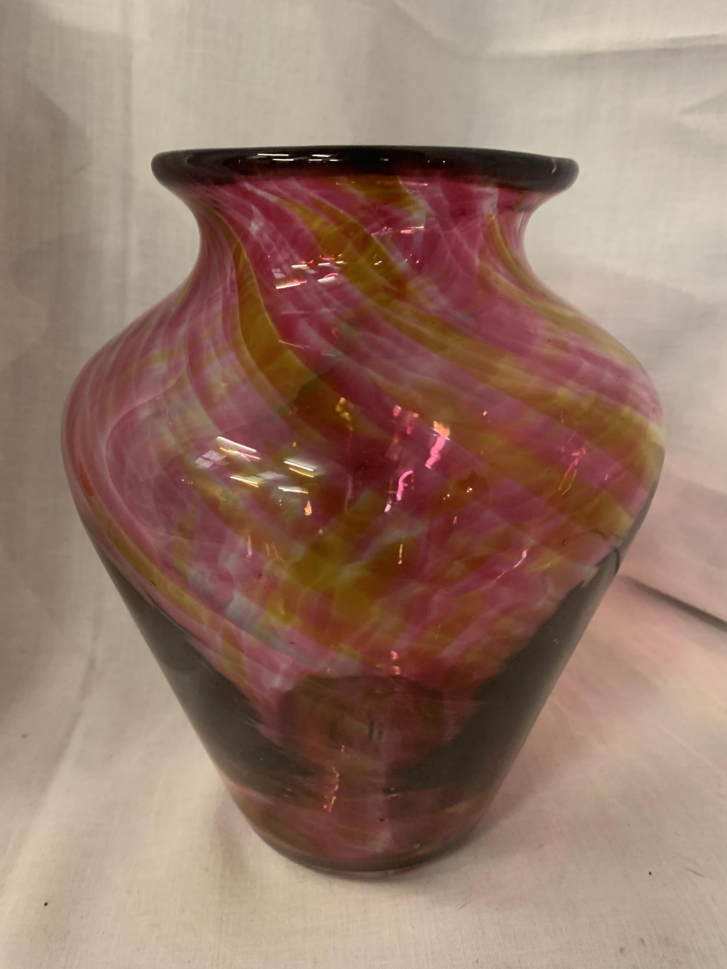 A HARLEY WOOD GENUINE MOUTH BLOWN HANDMADE GLASS VASE CITY OF SUNDERLAND 1992 WITH CERTIFICATE OF - Image 2 of 4