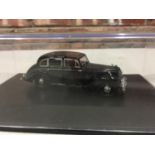 A CASED DIECAST ARMSTRONG SIDDELEY CAR BY OXFORD 1:43 SCALE