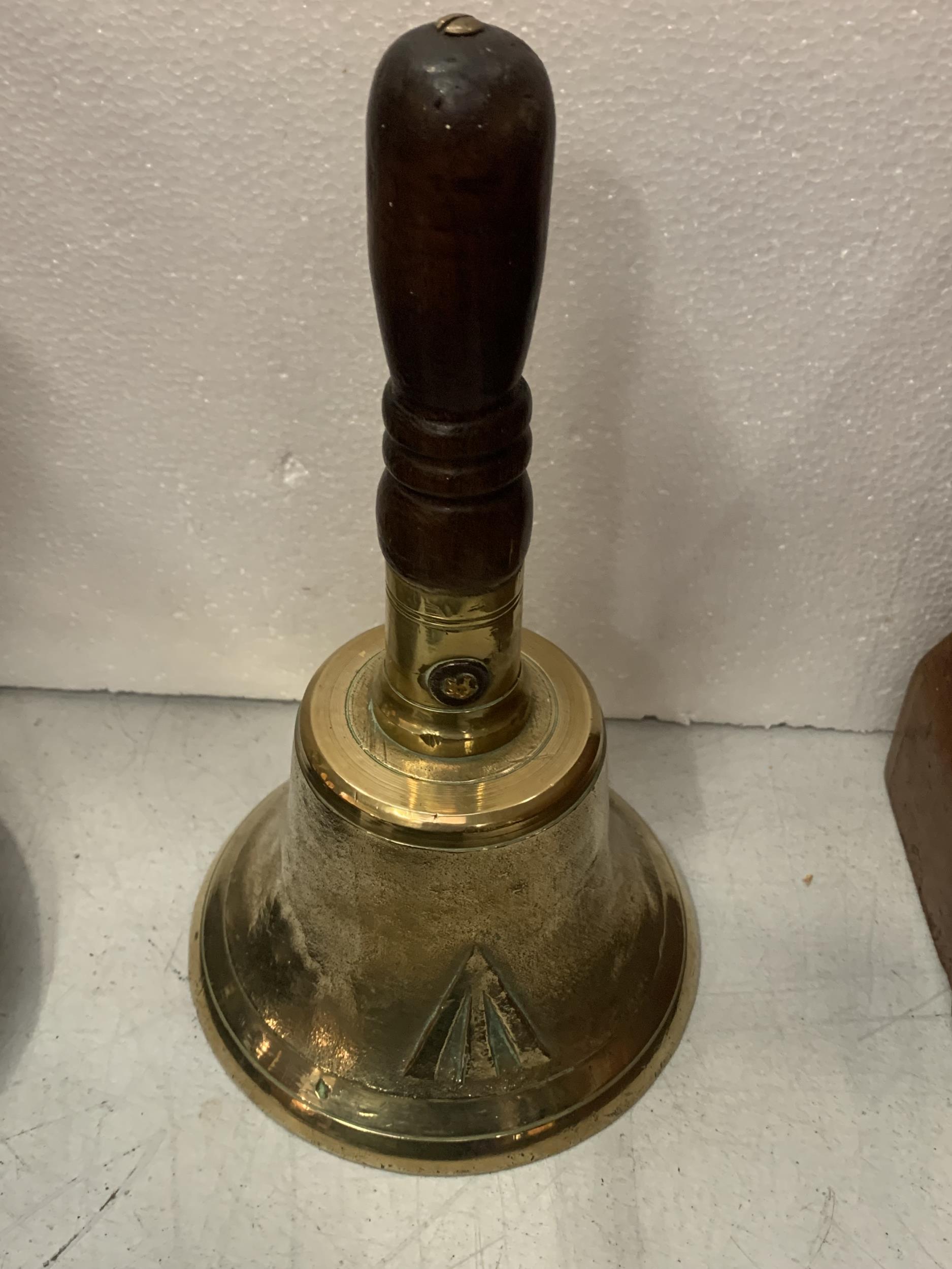 A VINTAGE BRASS HAND BELL WITH MILITARY ARROW - Image 2 of 3