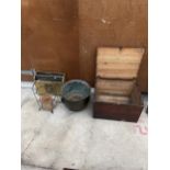 AN ASSORTMENT OF ITEMS TO INCLUDE A WOODEN STORAGE BOX, A BRASS MAGAZINE RACK AND A BRASS PLANTER