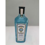 A 1 LITRE BOTTLE OF IMPORTED BOMBAY SAPPHIRE LONDON DRY GIN 47% VOL