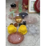 AN ASSORTMENT OF ITEMS TO INCLUDE COLOURED GLASS BOWLS, GLASSES AND PLATES ETC