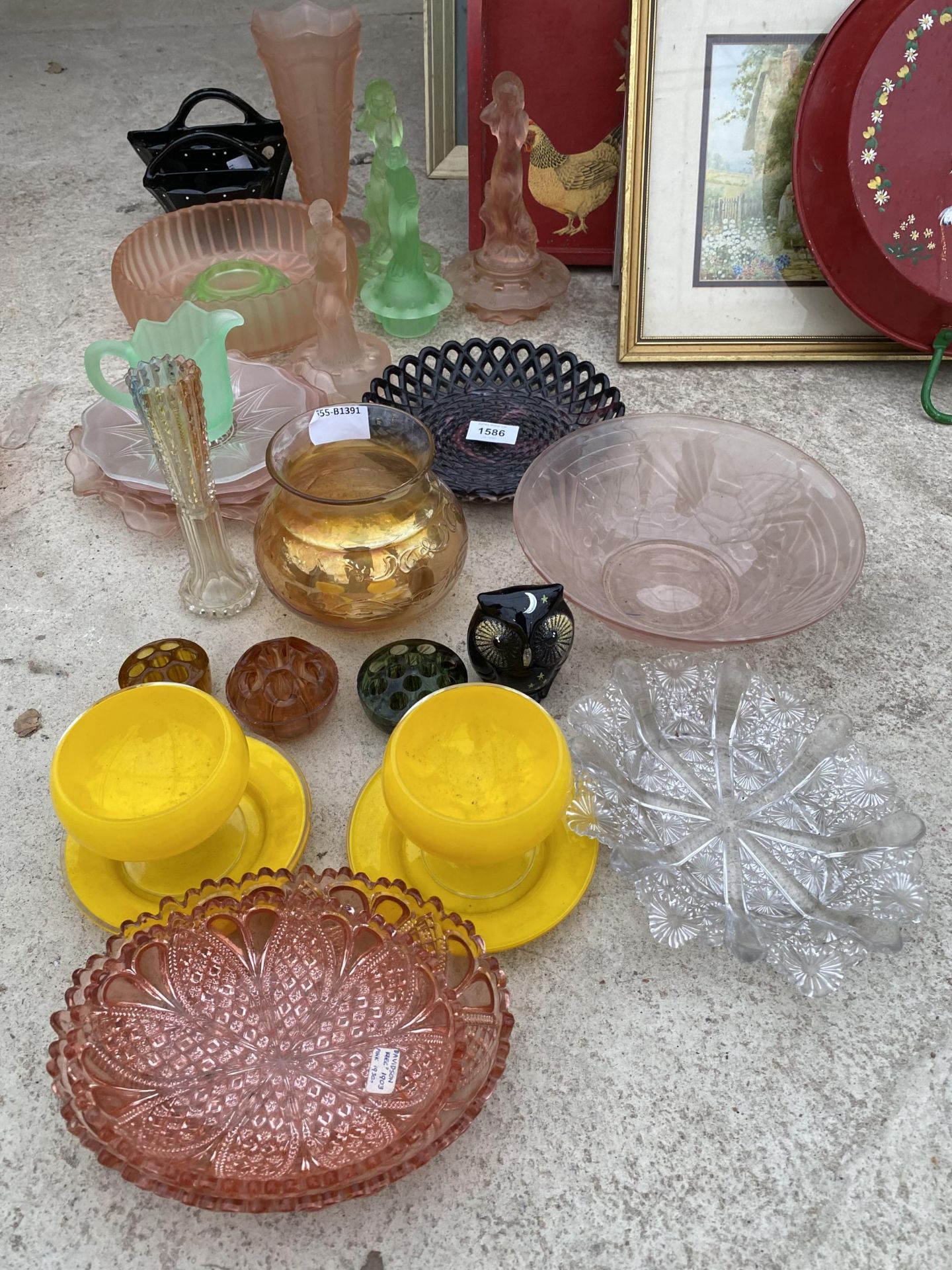 AN ASSORTMENT OF ITEMS TO INCLUDE COLOURED GLASS BOWLS, GLASSES AND PLATES ETC