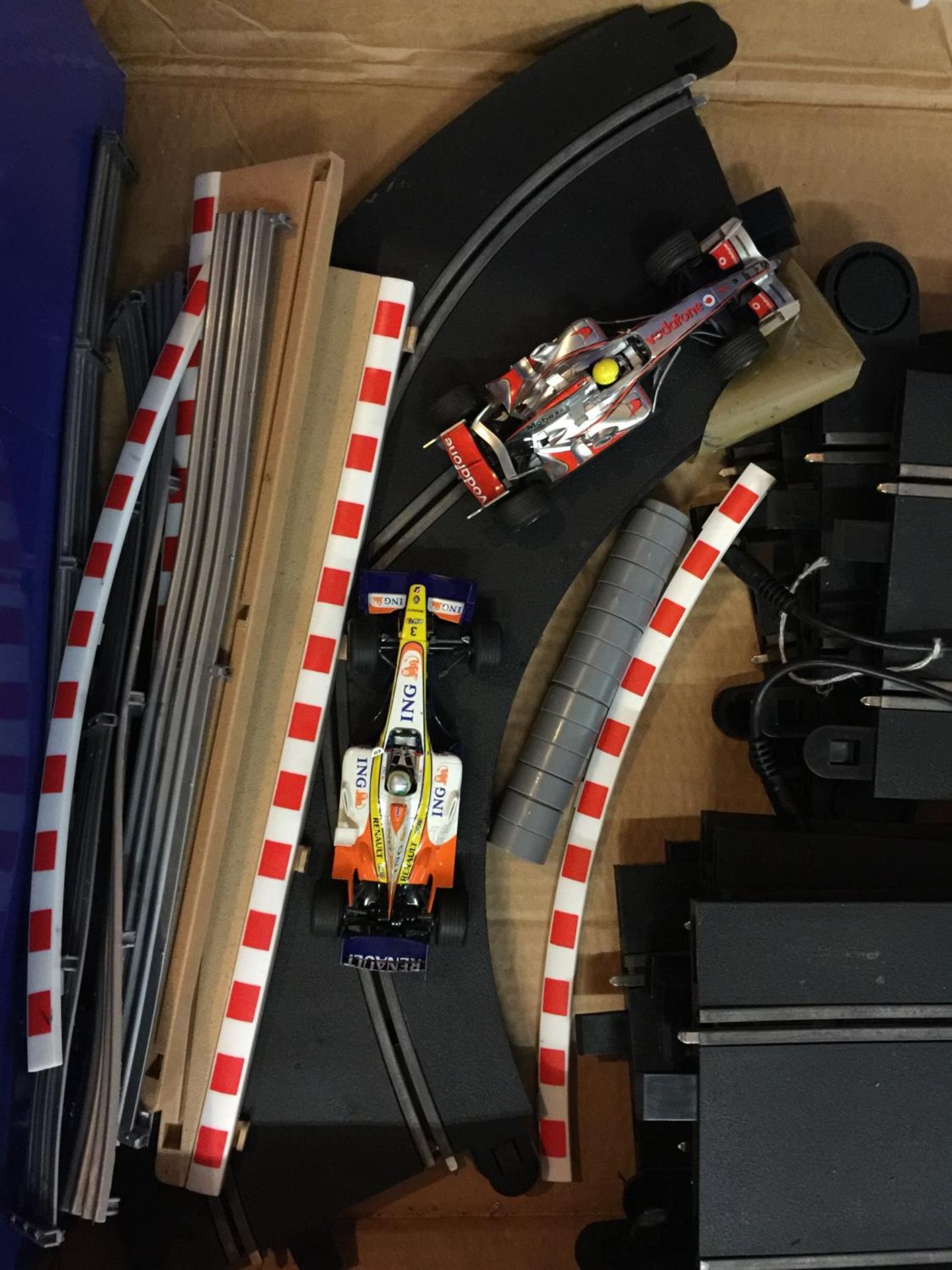 A F1 SCALEXTRIC SET INCLUDING TRACK, KERBING BARRIERS, CONTROLLERS ETC. BOTH CARS ARE A/F FOR SPARES - Image 3 of 5