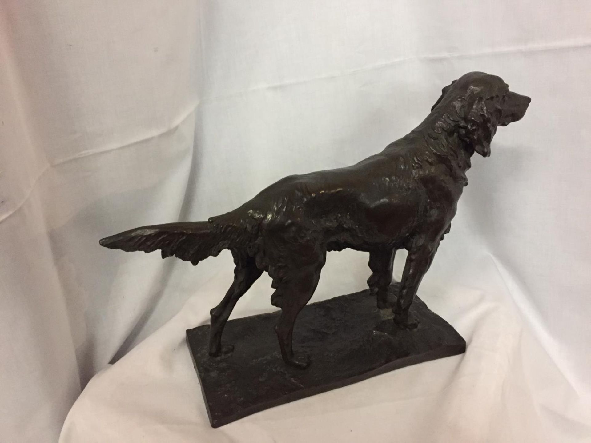 A BRONZE STYLE SCULPTURE OF A RETREIVER DOG. LENGTH 51CM, HEIGHT 35CM - Image 3 of 6