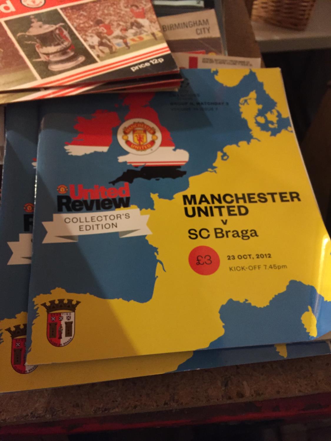 A QUANTITY OF SPORTING PROGRAMMES TO INCLUDE VINTAGE MANCHESTER UNITED AND MANCHESTER CITY, ICE - Bild 3 aus 4