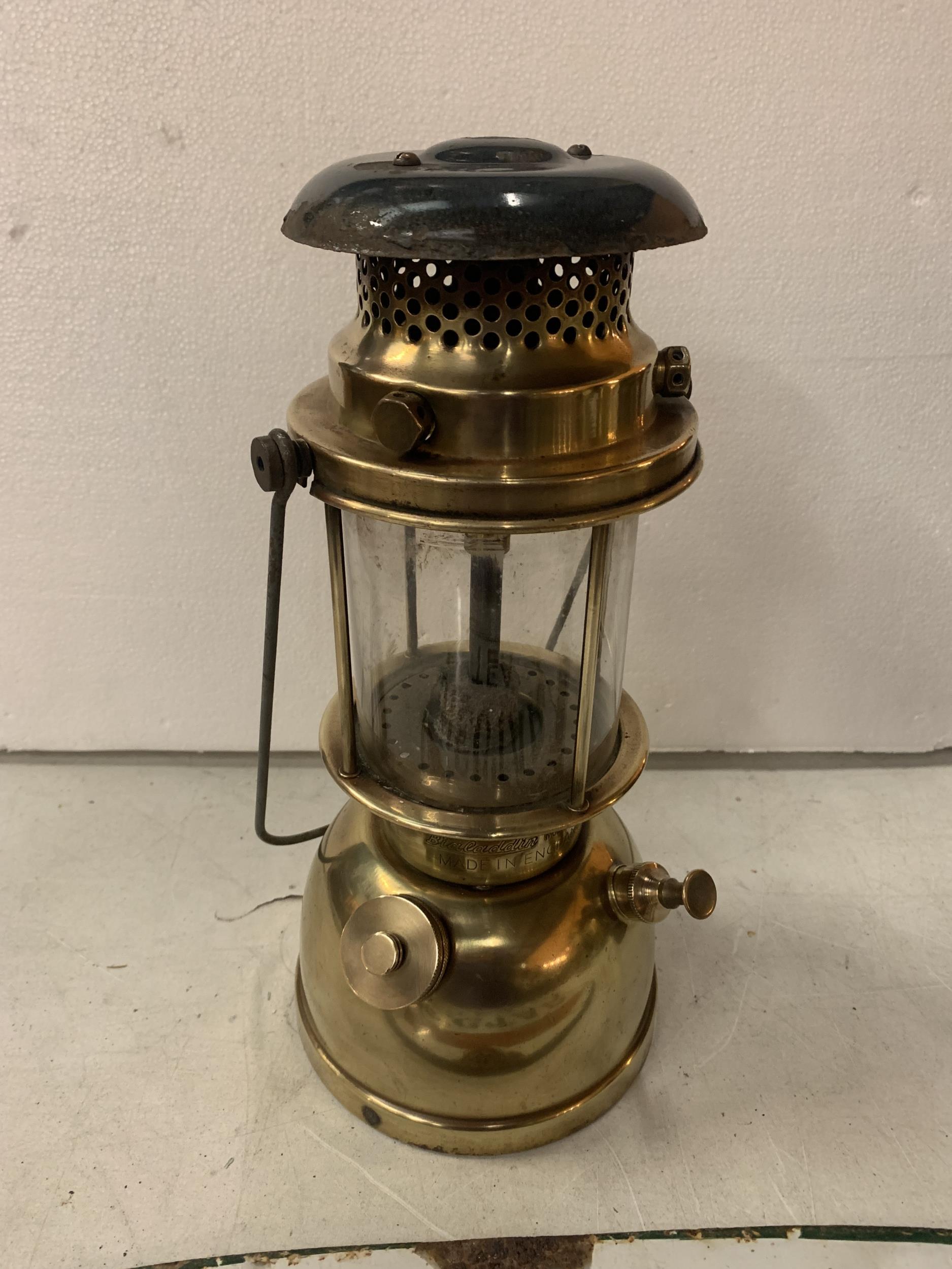 A VINTAGE BIALADDIN MODEL 300X BRASS OIL LAMP 35CM TALL