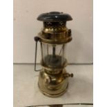 A VINTAGE BIALADDIN MODEL 300X BRASS OIL LAMP 35CM TALL