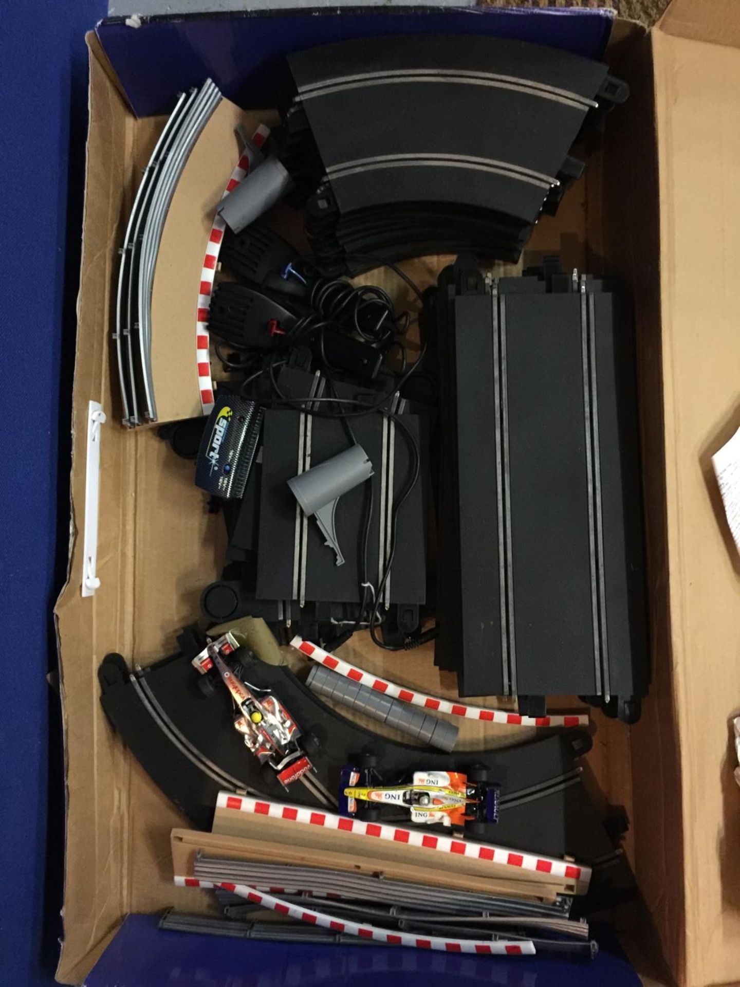 A F1 SCALEXTRIC SET INCLUDING TRACK, KERBING BARRIERS, CONTROLLERS ETC. BOTH CARS ARE A/F FOR SPARES - Image 2 of 5
