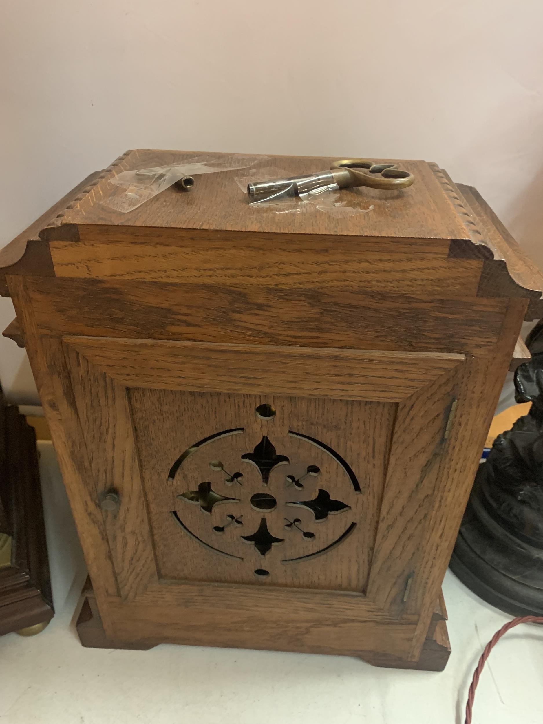 AN OAK CASED CHIMING MANTLE CLOCK WITH DECORATIVE GILT FACE WITH ROMAN NUMERALS COMPLETE WITH BOTH - Image 4 of 5