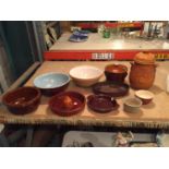 A QUANTITY OF STONEWARE KITCHEN ITEMS TO INCLUDE A MASONS MIXING BOWL, A RUMTOPF, CASSEROLE DISH,