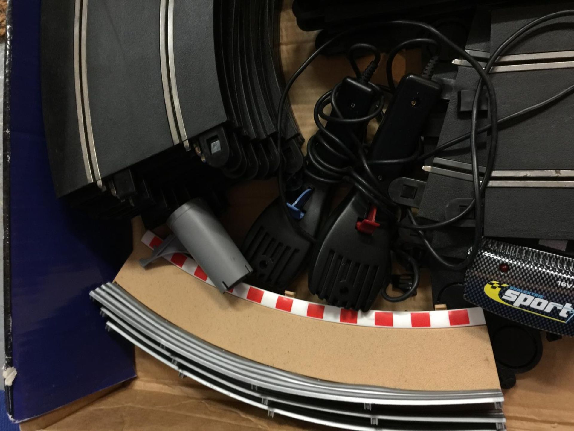 A F1 SCALEXTRIC SET INCLUDING TRACK, KERBING BARRIERS, CONTROLLERS ETC. BOTH CARS ARE A/F FOR SPARES - Image 5 of 5