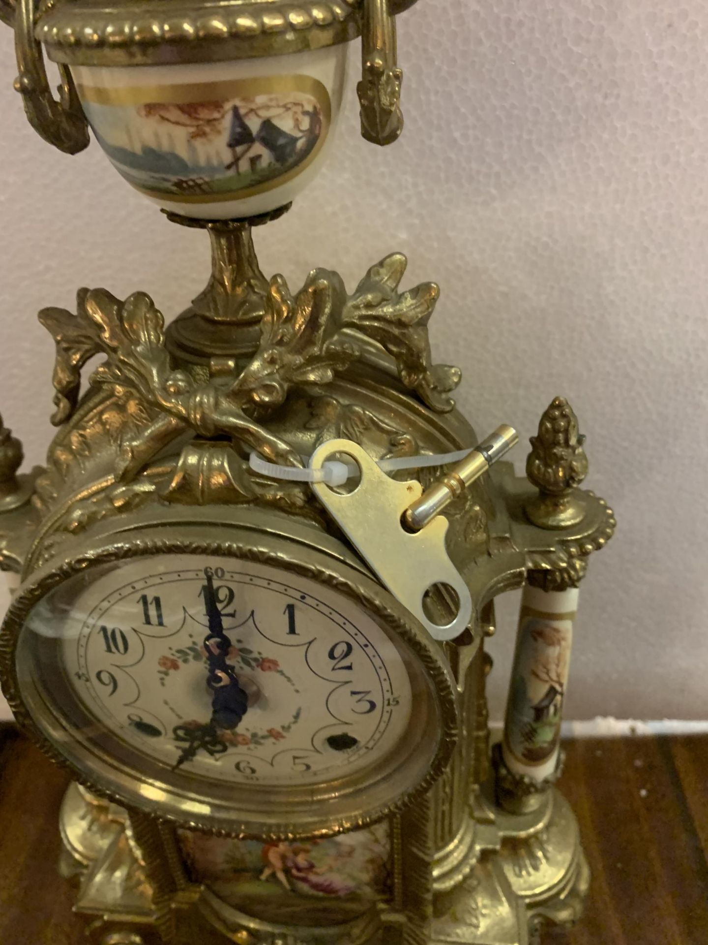 A DECORATIVE MANTLE CLOCK WITH A COURTING COUPLE DESIGN, GARNITURES AND KEY - Image 4 of 5