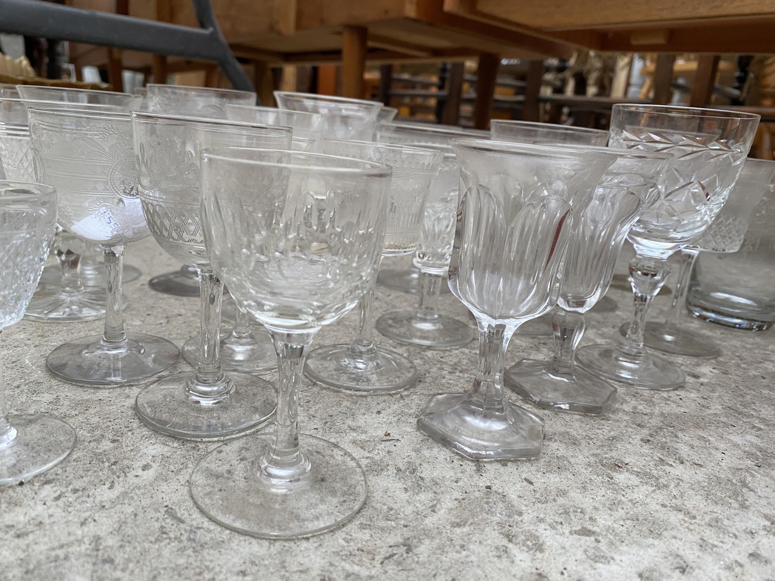 AN ASSORTMENT OF GLASS WARE TO INCLUDE SHERRY GLASSES, TUMBLERS AND WINE GLASSES ETC - Bild 3 aus 6