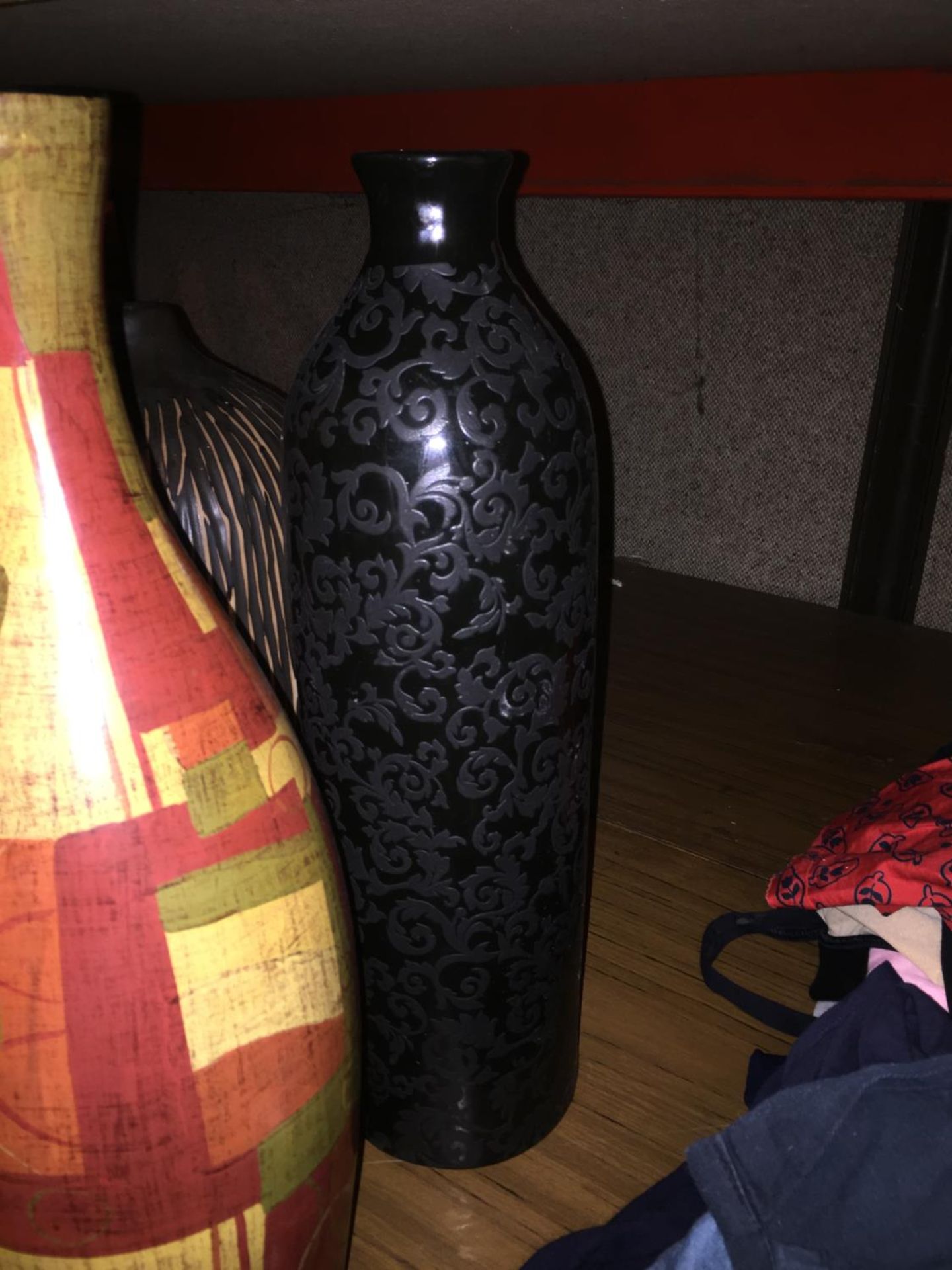 FOUR LARGE VASES TO INCLUDE A TERRACOTTA PATTERNED ONE, BLACK EMBOSSED, ETC - Image 3 of 3